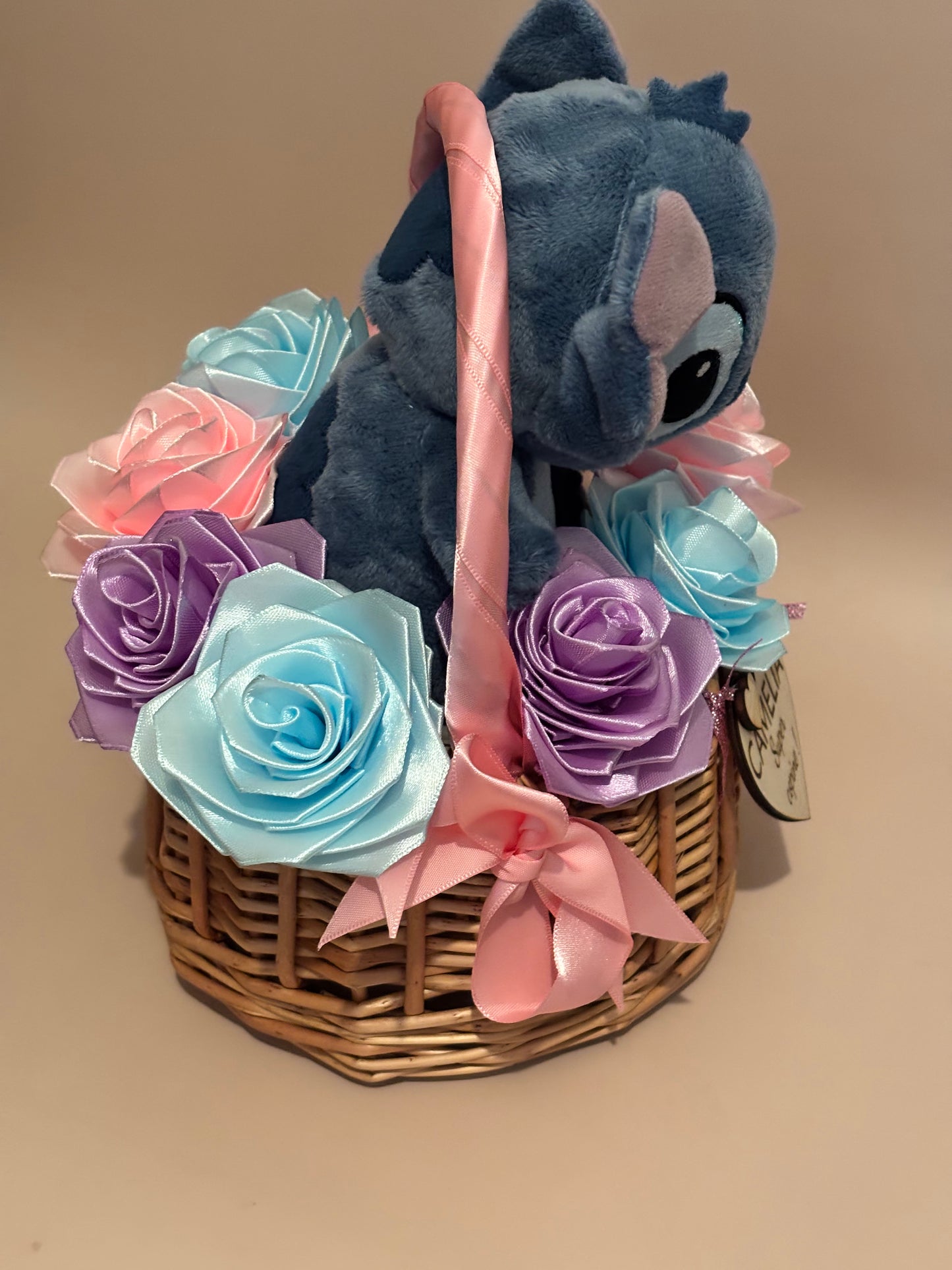 Panier tendresse personnalisé – Peluche Stitch & fleurs satinées