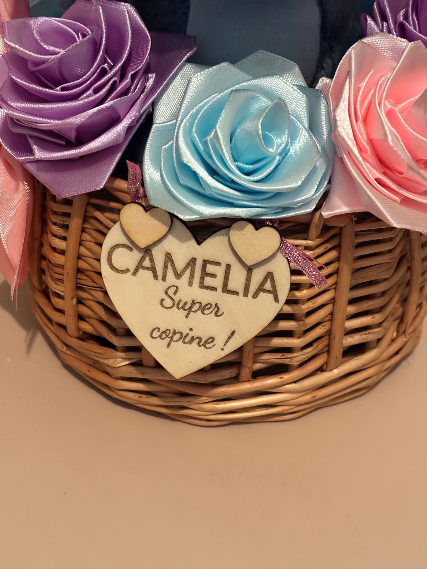 Panier tendresse personnalisé – Peluche Stitch & fleurs satinées