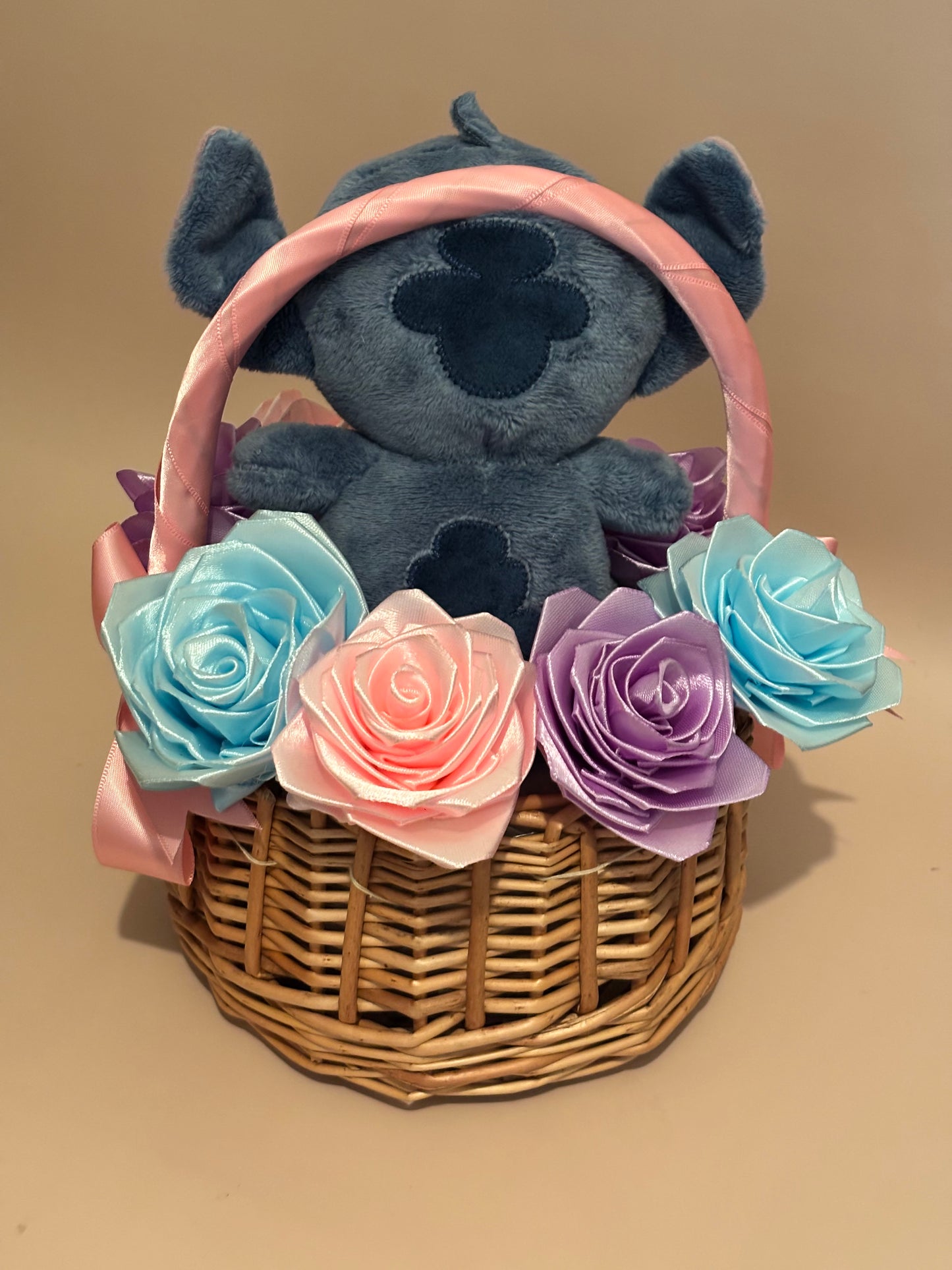 Panier tendresse personnalisé – Peluche Stitch & fleurs satinées