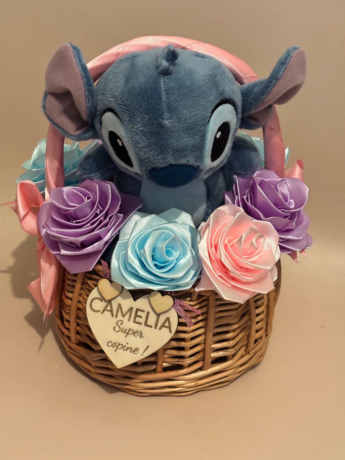 Panier tendresse personnalisé – Peluche Stitch & fleurs satinées