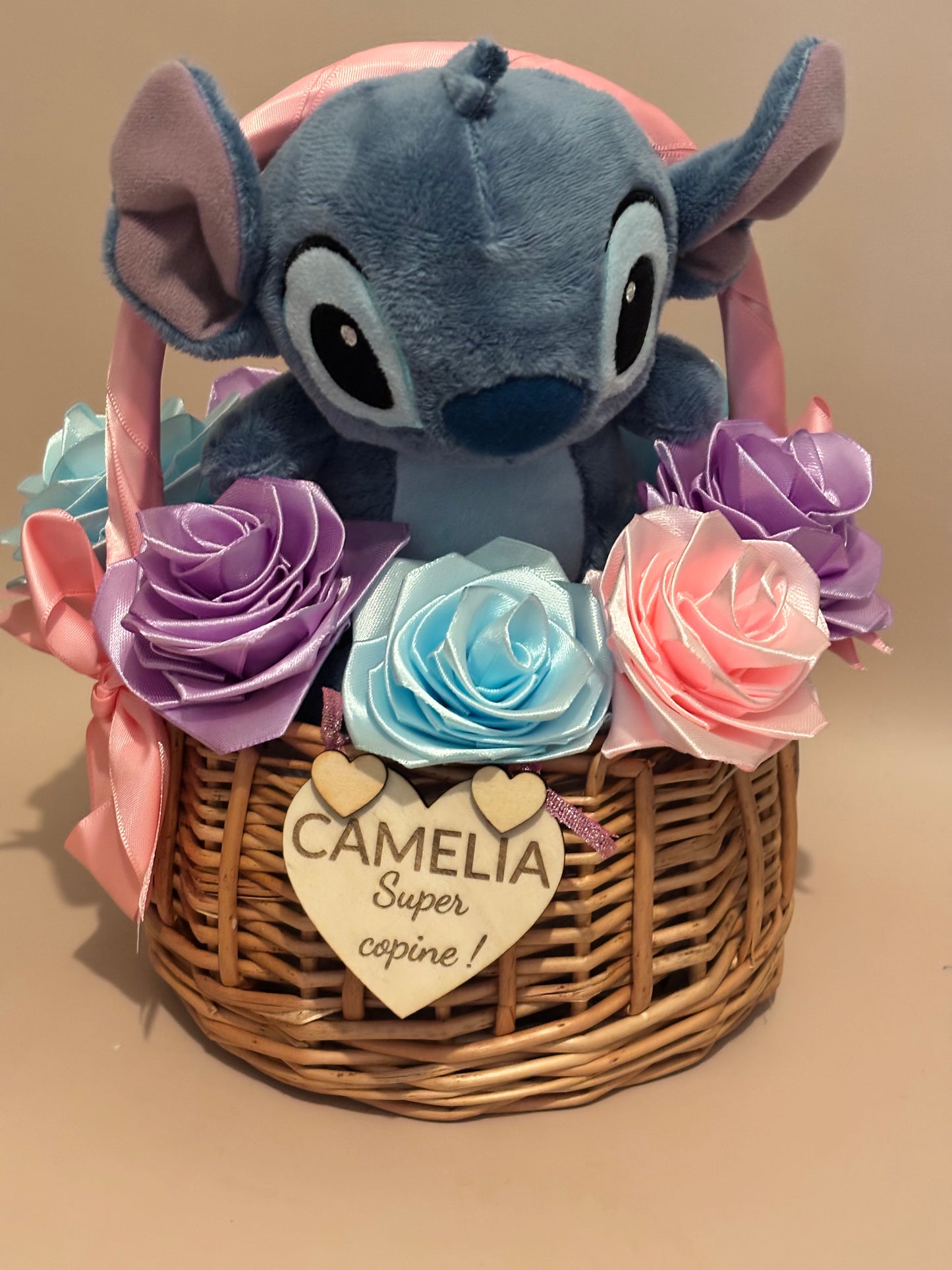 Panier tendresse personnalisé – Peluche Stitch & fleurs satinées