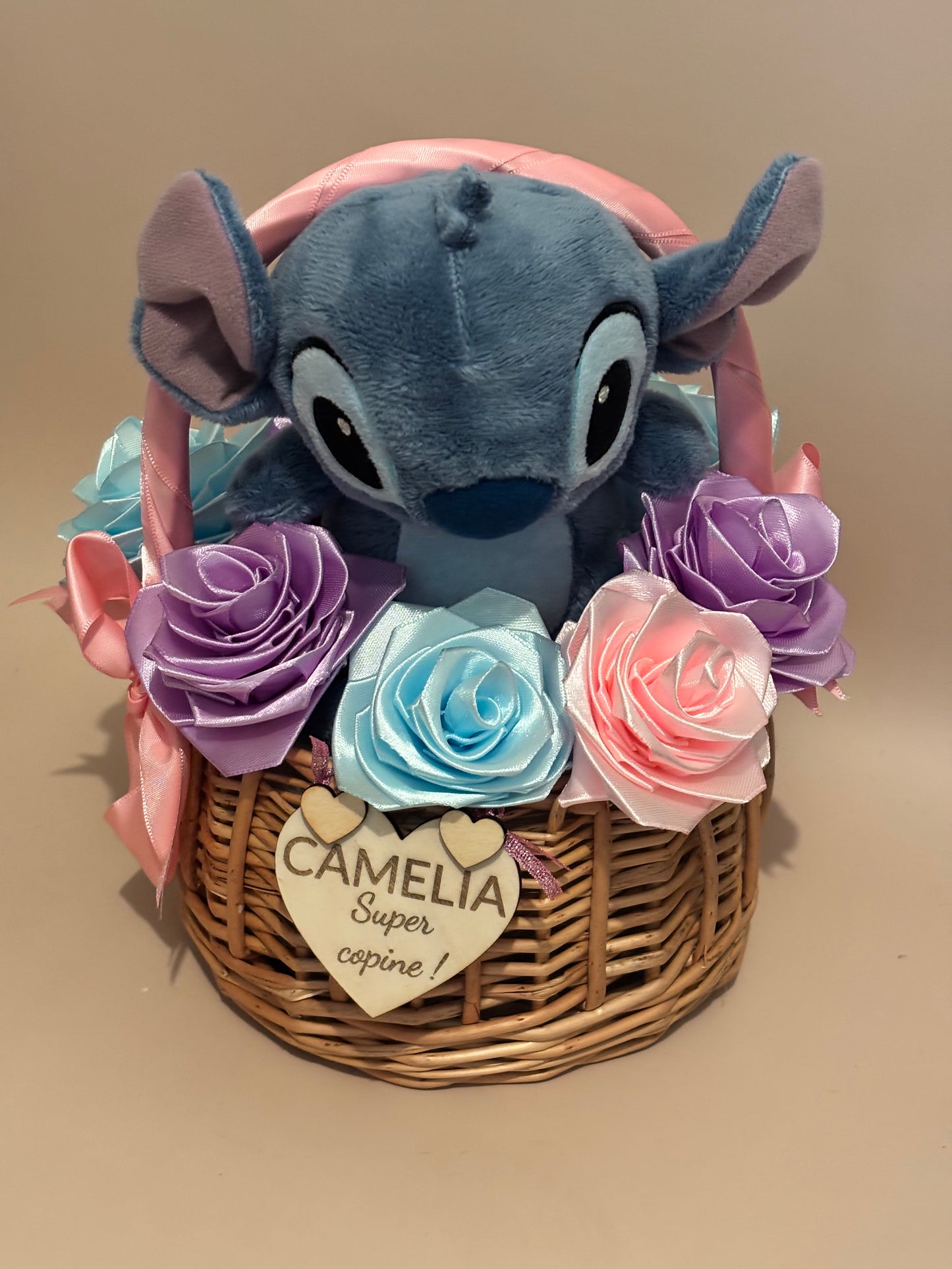 Panier tendresse personnalisé – Peluche Stitch & fleurs satinées