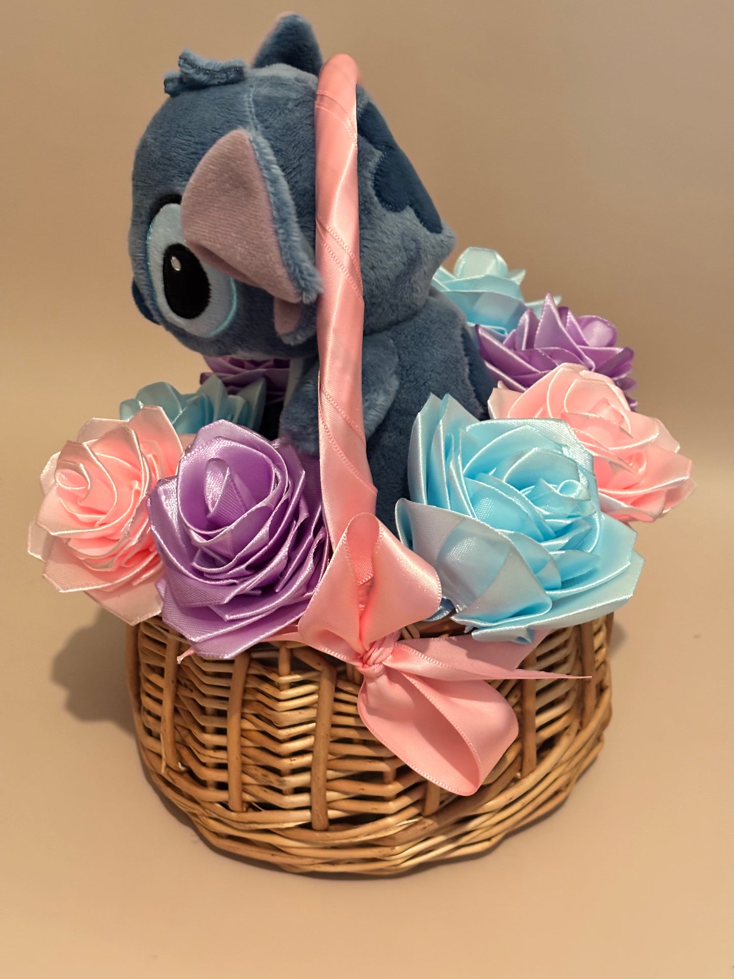 Panier tendresse personnalisé – Peluche Stitch & fleurs satinées