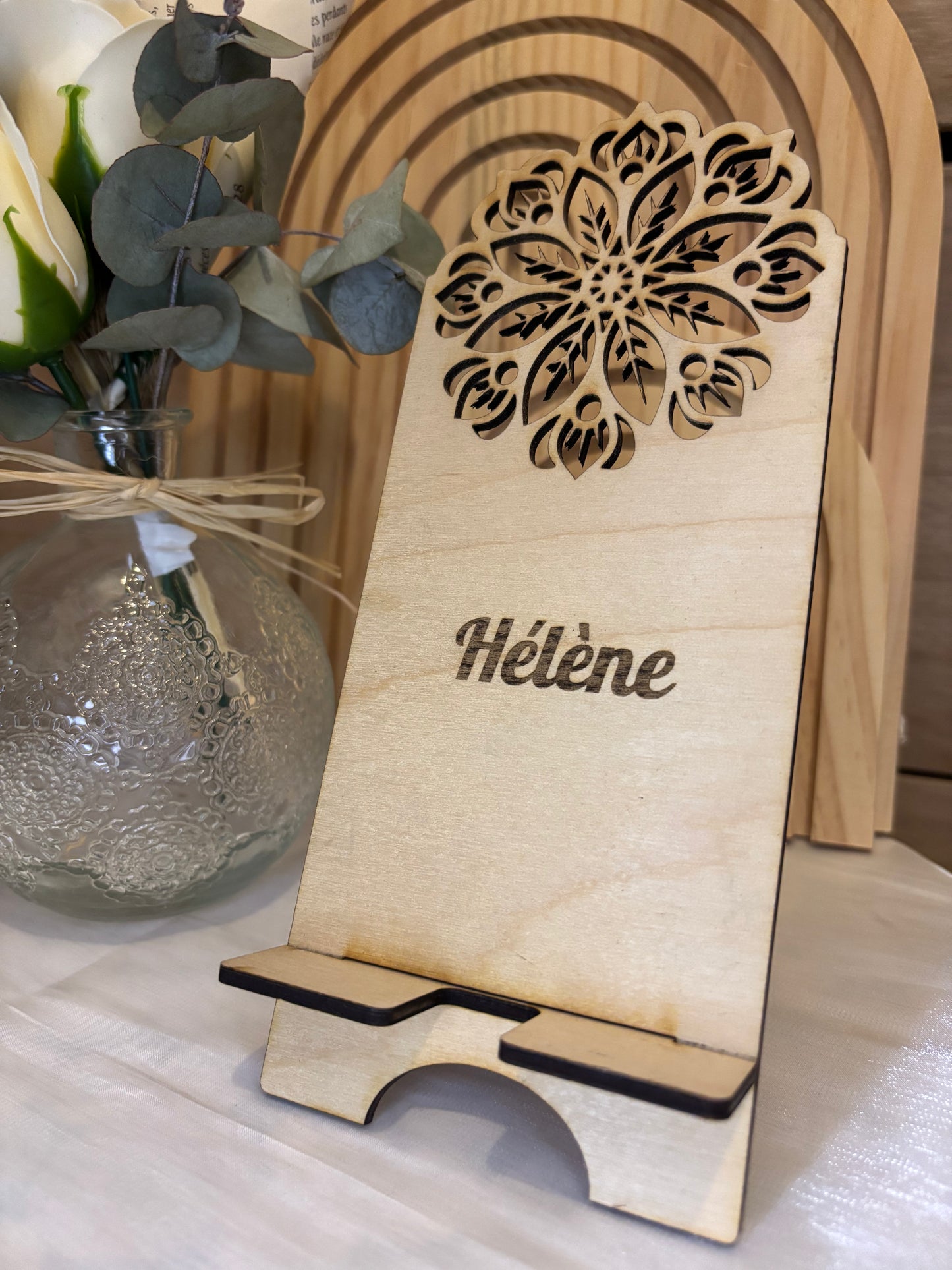 Support pour téléphone en bois modèle mandala