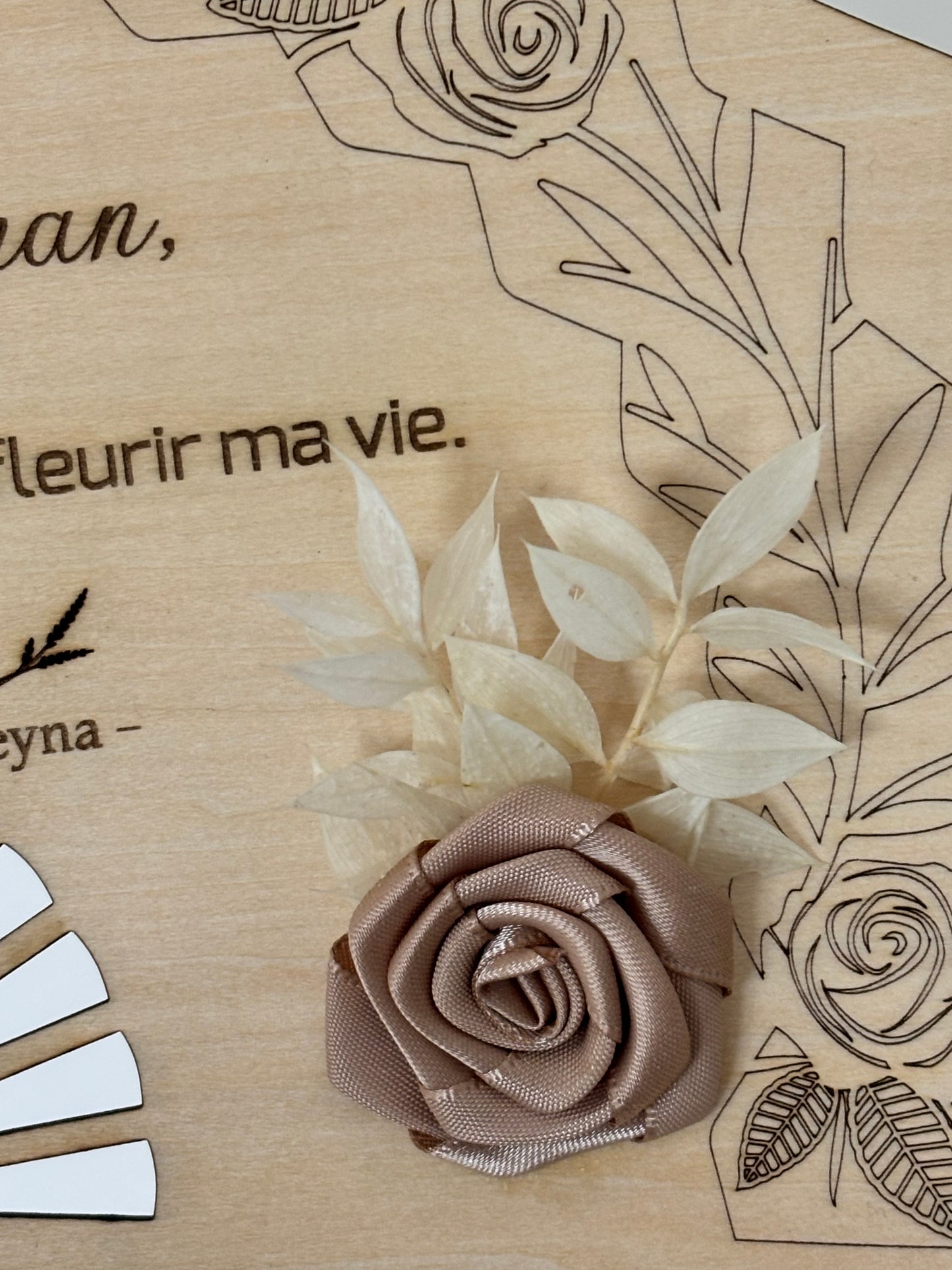Plaque mot doux en forme d’éventail en bois - touche fleurie et support - spéciale fête des mères