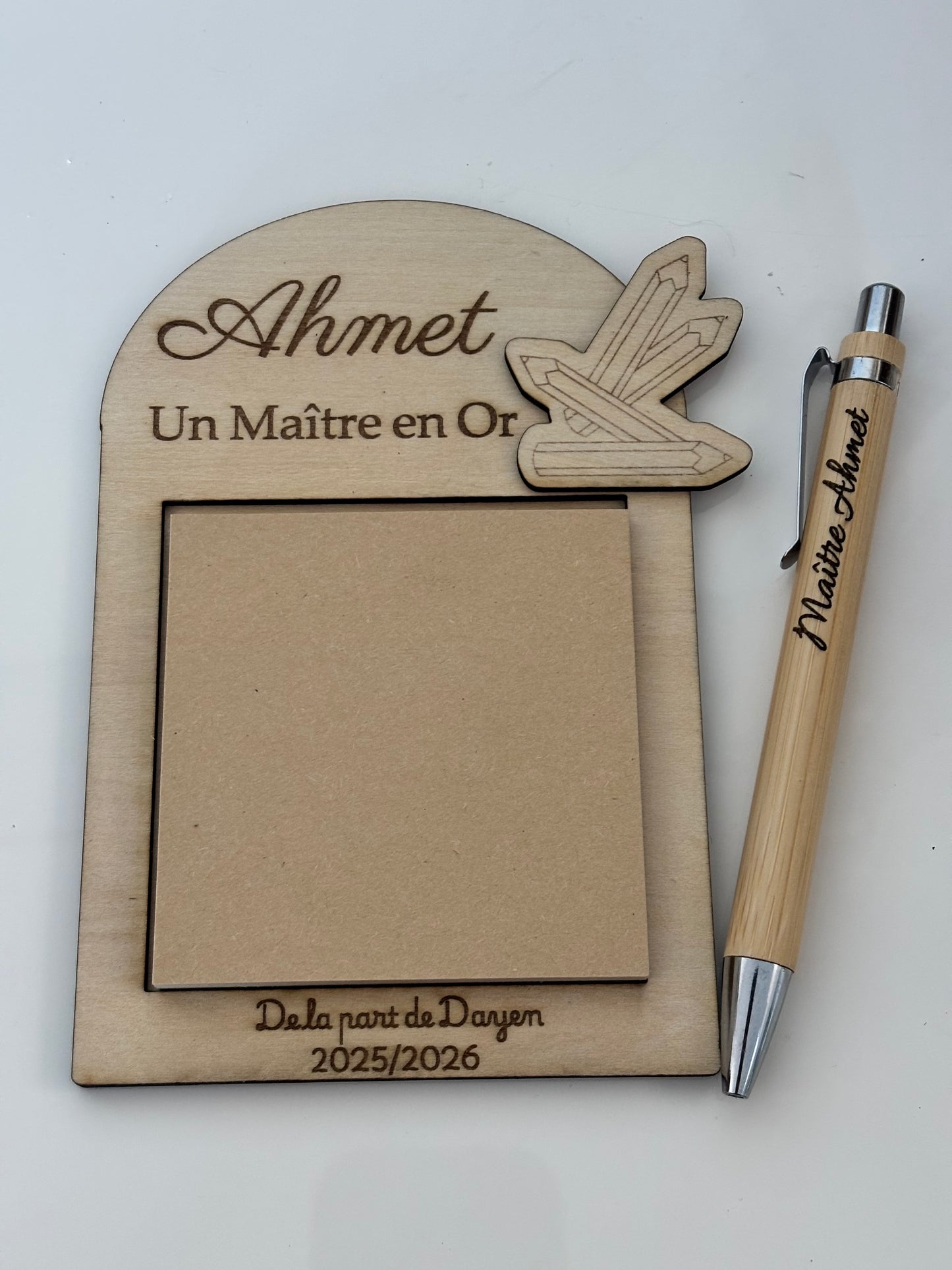 Bloc-notes personnalisé en bois - Cadeau pour maîtresse, orthophoniste, AESH, ATSEM - modèle festons