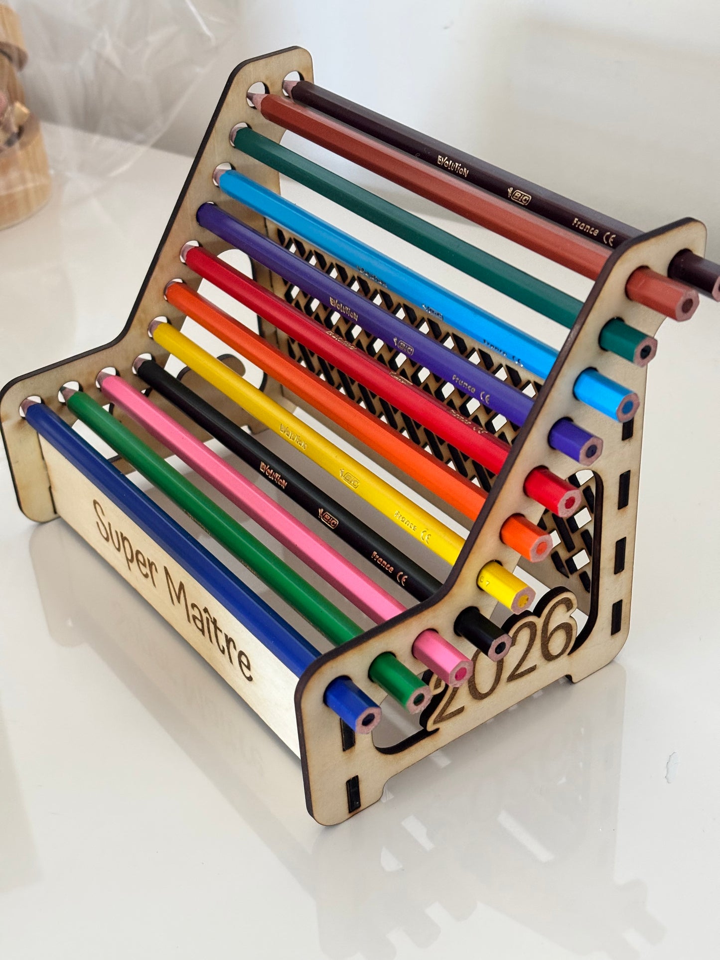 Support à crayons personnalisé – “Super Maîtresse” – Cadeau de fin d’année scolaire 2026