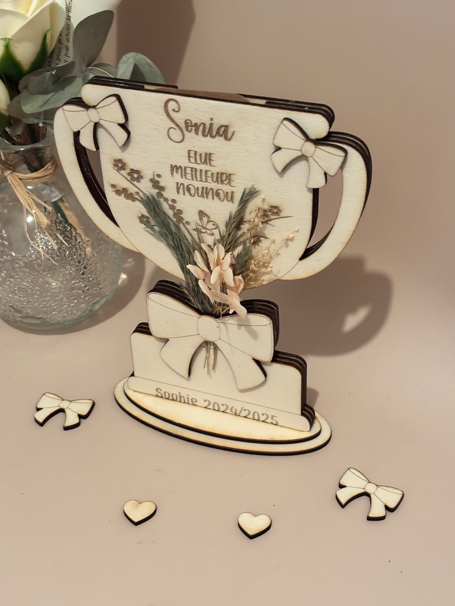 Trophée personnalisable nounou avec cachette pour mot doux ou carte cadeau