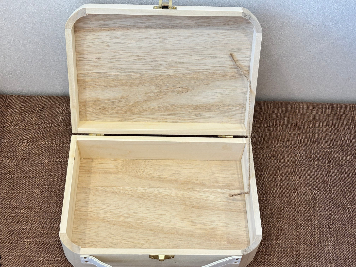 Boîte à souvenirs naissance personnalisée en bois – Licorne, Princesse ou Dinosaures – Cadeau enfant gravé avec prénom.