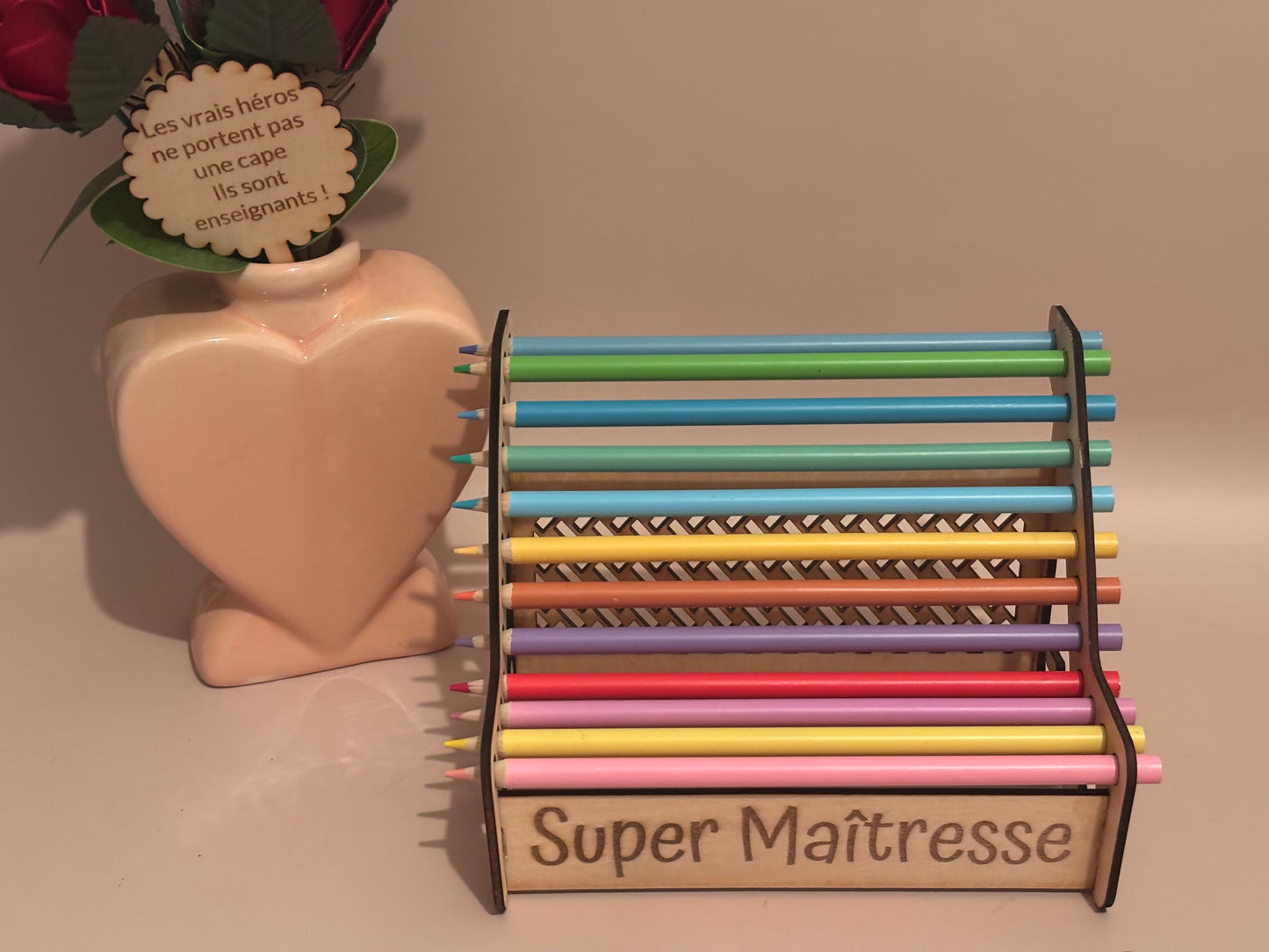 Support à crayons personnalisé – “Super Maîtresse” – Cadeau de fin d’année scolaire 2025