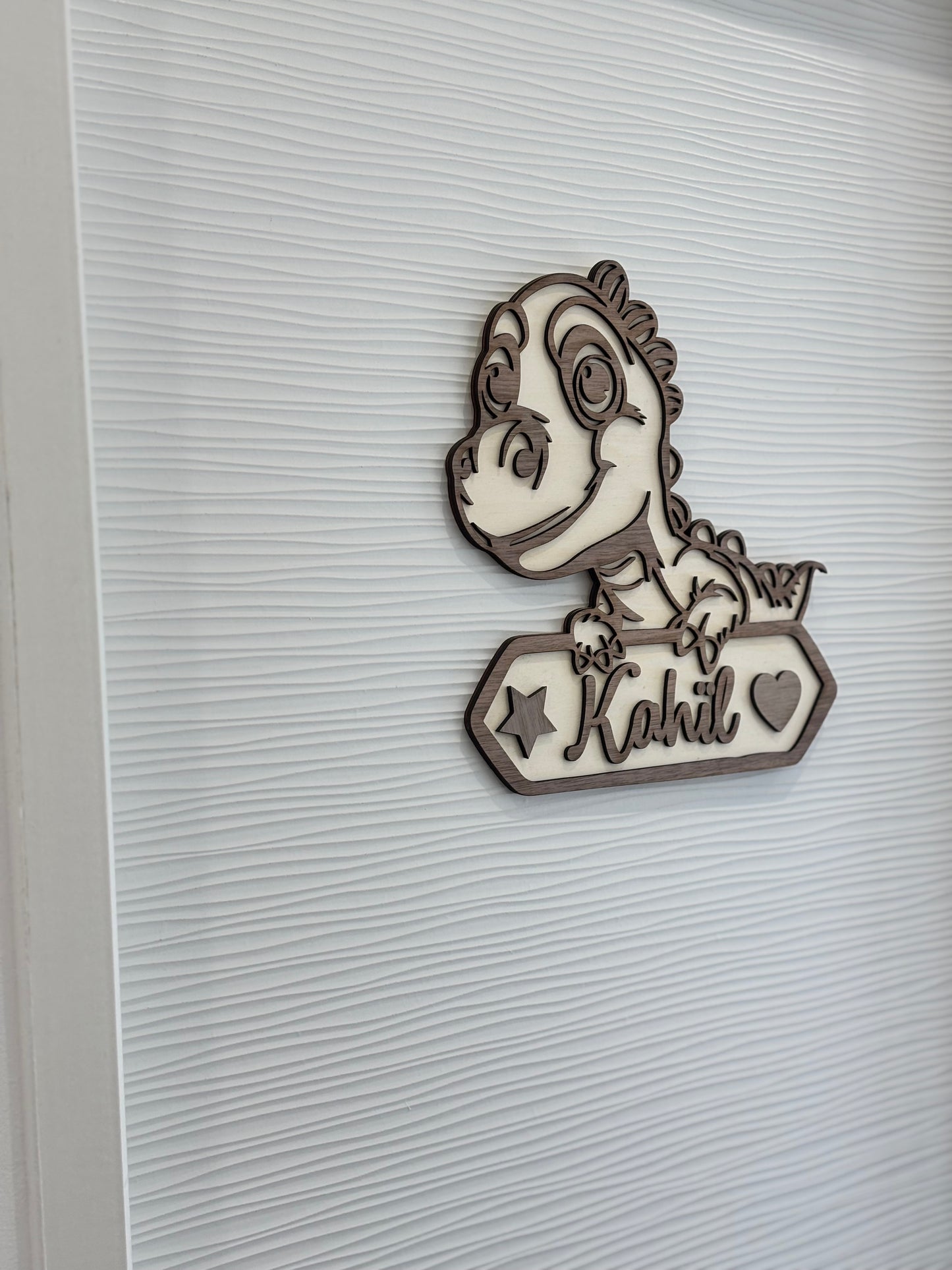 Plaque de porte enfant personnalisée en bois – Dinosaure mignon avec prénom gravé. Cadeau naissance ou déco chambre unique et originale.