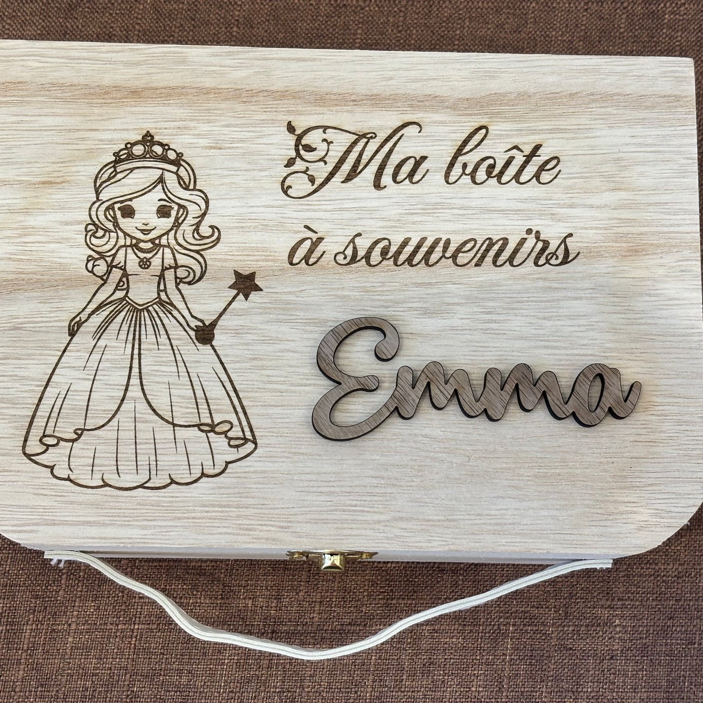 Boîte à souvenirs naissance personnalisée en bois – Licorne, Princesse ou Dinosaures – Cadeau enfant gravé avec prénom.