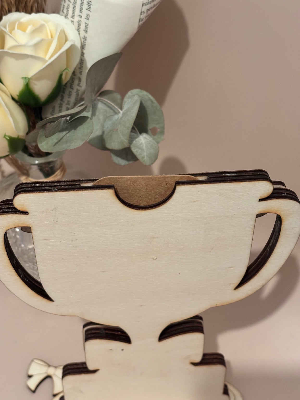 Trophée personnalisable nounou avec cachette pour mot doux ou carte cadeau