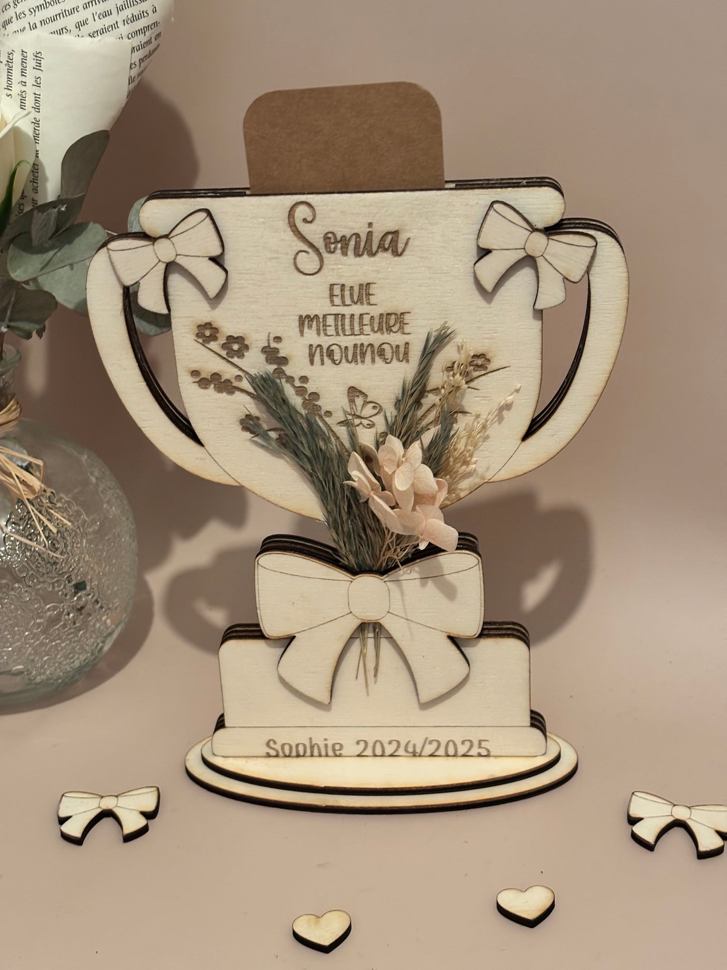 Trophée personnalisable nounou avec cachette pour mot doux ou carte cadeau