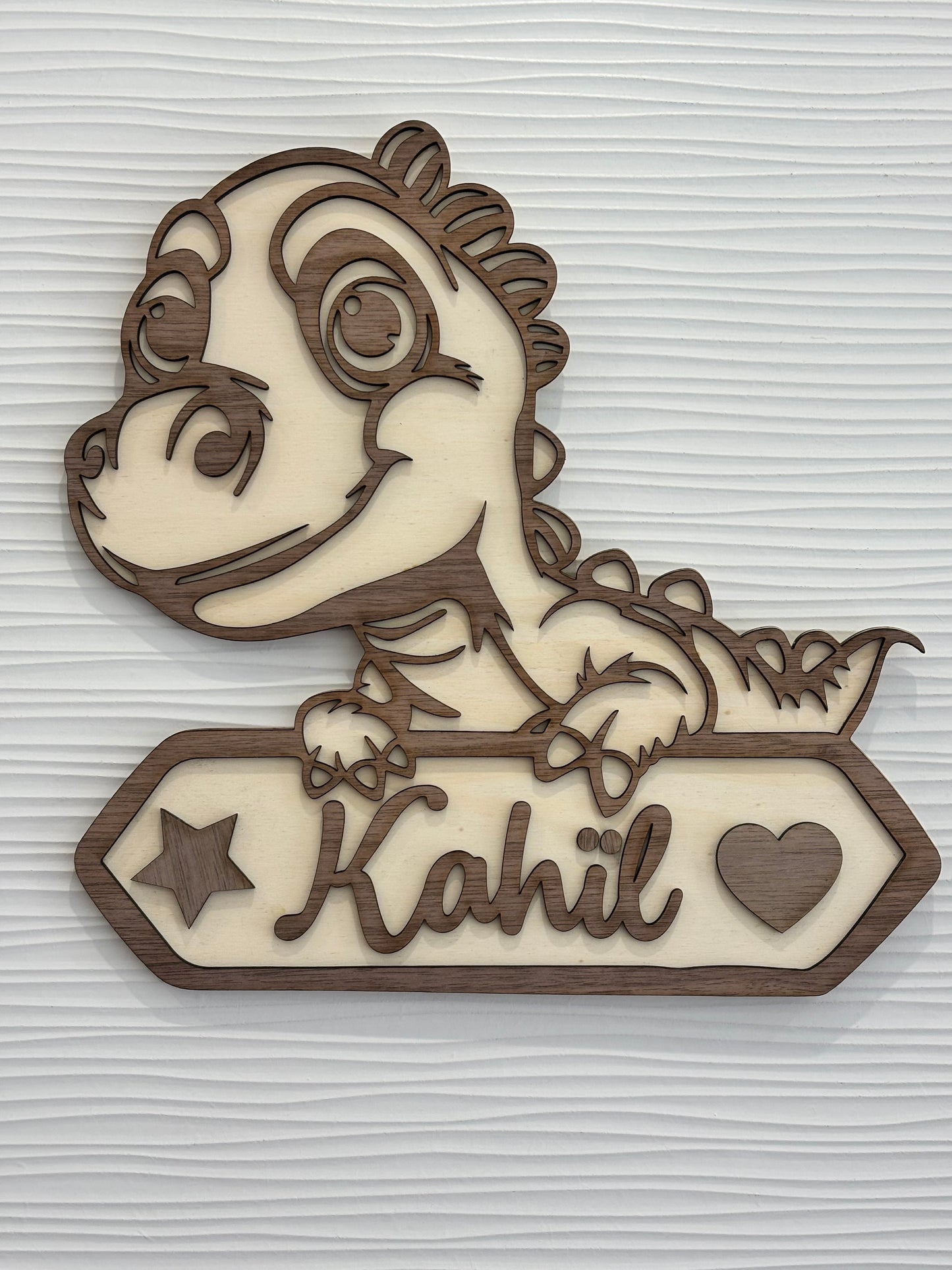 Plaque de porte enfant personnalisée en bois – Dinosaure mignon avec prénom gravé. Cadeau naissance ou déco chambre unique et originale.