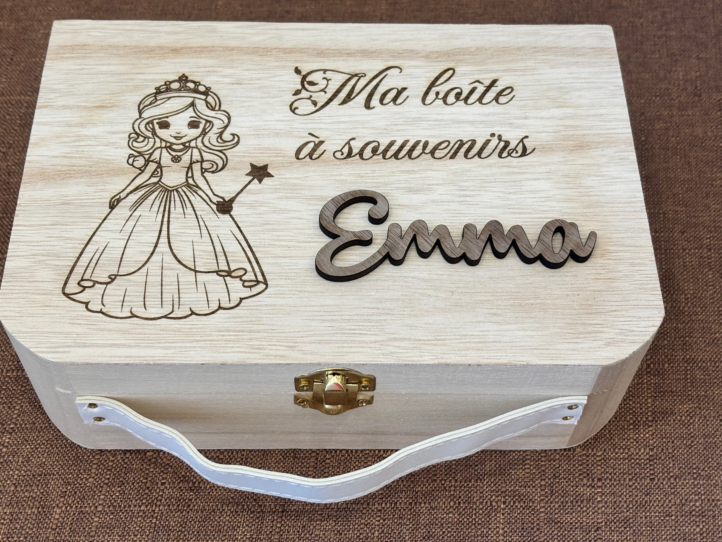Boîte à souvenirs naissance personnalisée en bois – Licorne, Princesse ou Dinosaures – Cadeau enfant gravé avec prénom.