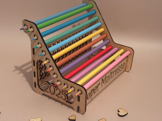 Support à crayons personnalisé – “Super Maîtresse” – Cadeau de fin d’année scolaire 2025