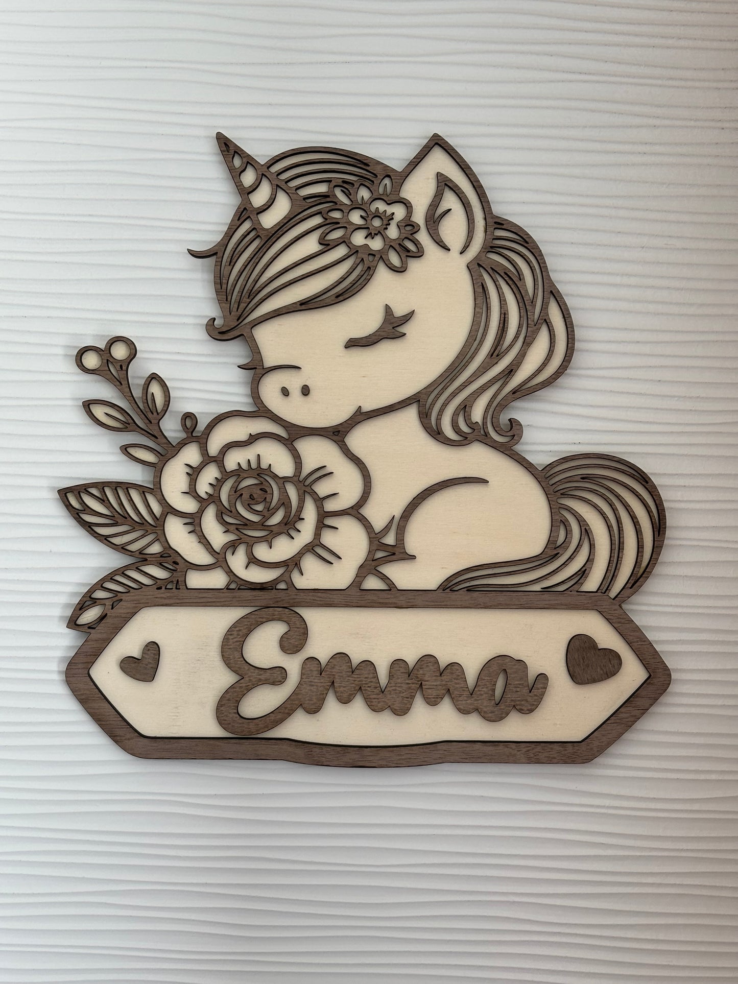 Plaque de porte enfant personnalisée en bois – design licorne gravé. Un cadeau unique et féérique pour chambre d’enfant, naissance ou anniversaire.