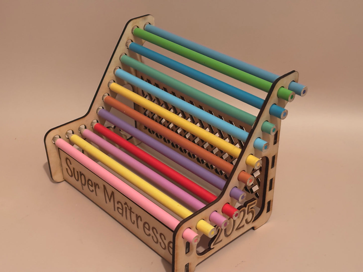 Support à crayons personnalisé – “Super Maîtresse” – Cadeau de fin d’année scolaire 2025