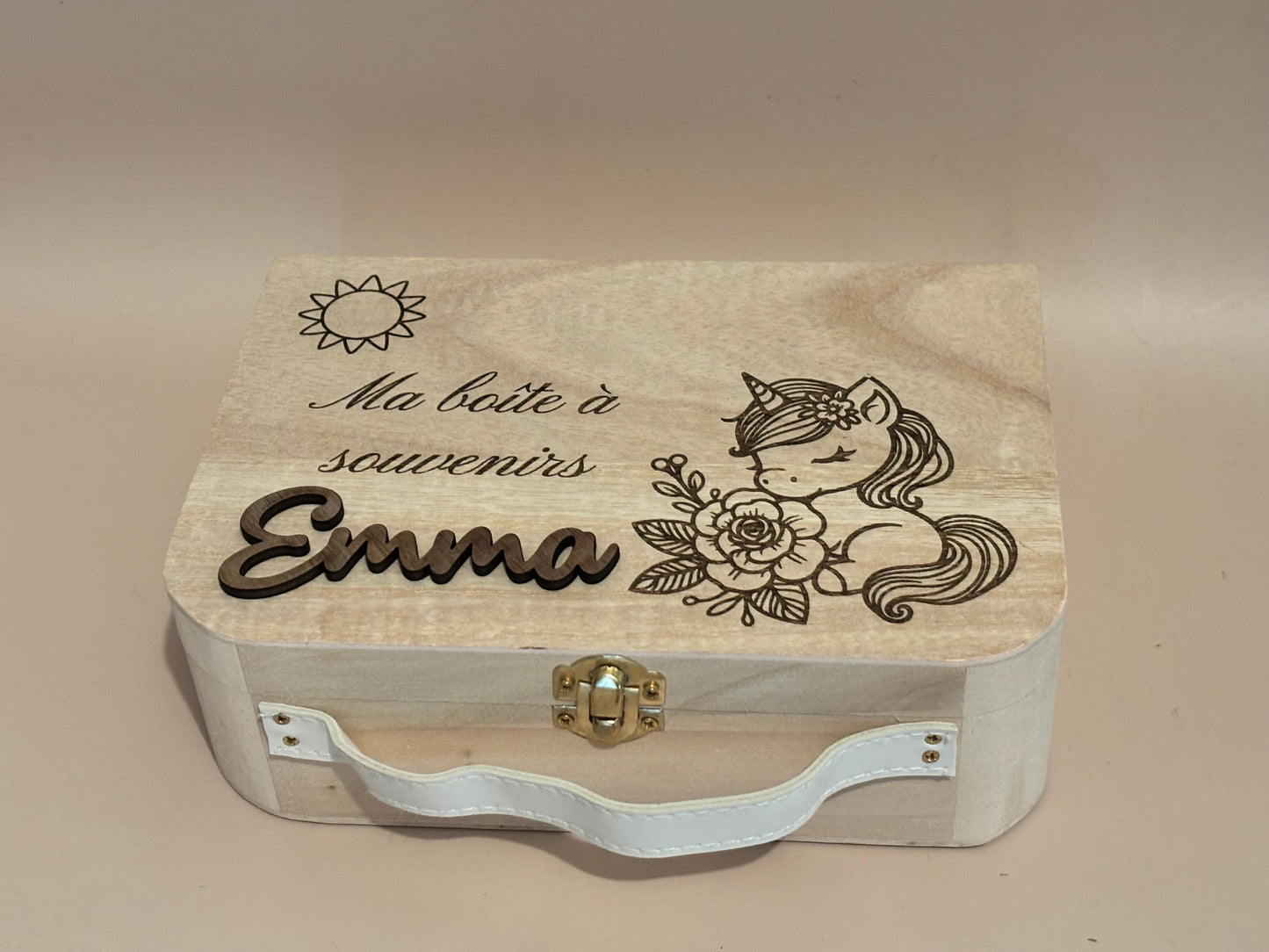 Boîte à souvenirs naissance personnalisée en bois – Licorne, Princesse ou Dinosaures – Cadeau enfant gravé avec prénom.