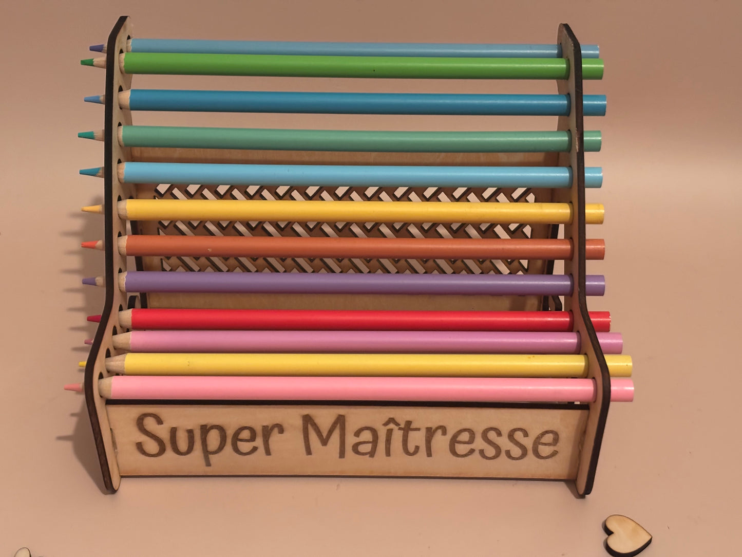 Support à crayons personnalisé – “Super Maîtresse” – Cadeau de fin d’année scolaire 2025
