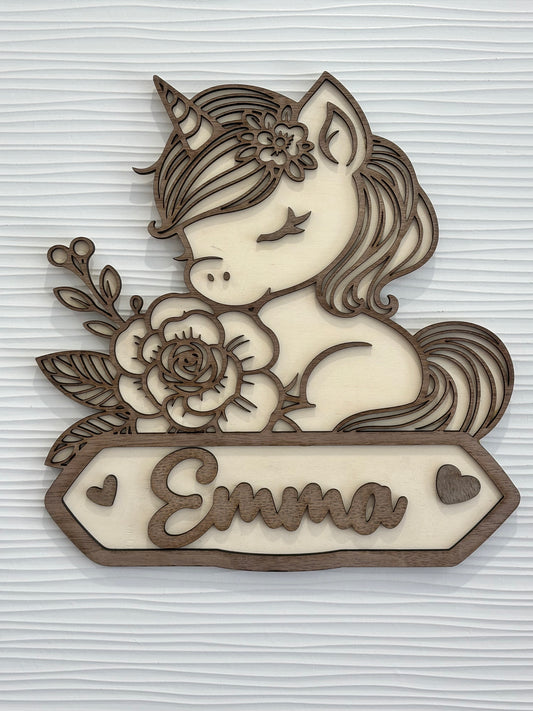 Plaque de porte enfant personnalisée en bois – design licorne gravé. Un cadeau unique et féérique pour chambre d’enfant, naissance ou anniversaire.
