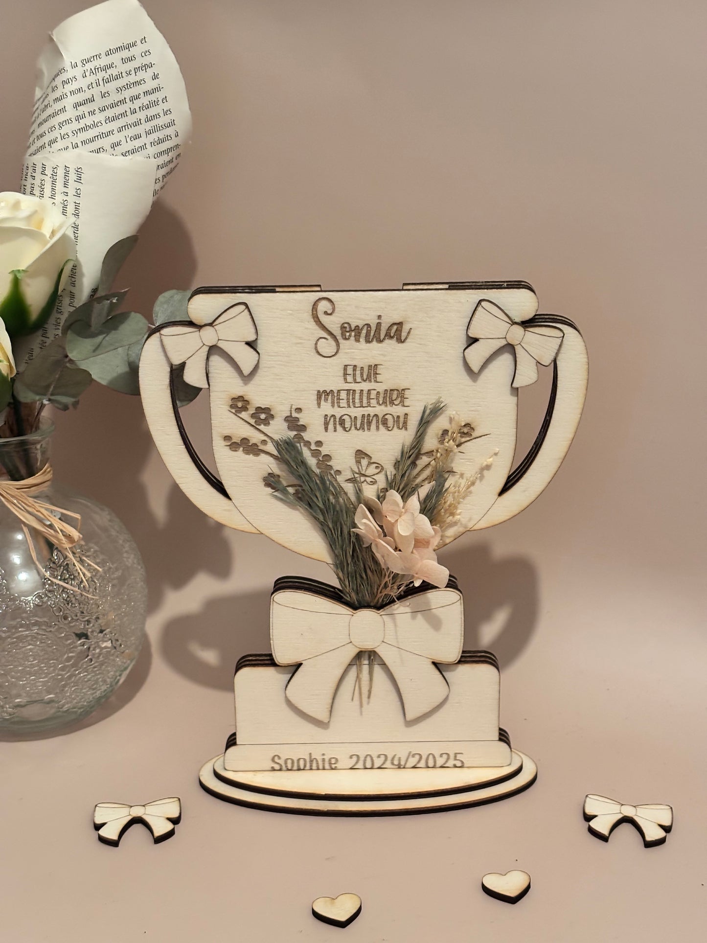 Trophée personnalisable nounou avec cachette pour mot doux ou carte cadeau