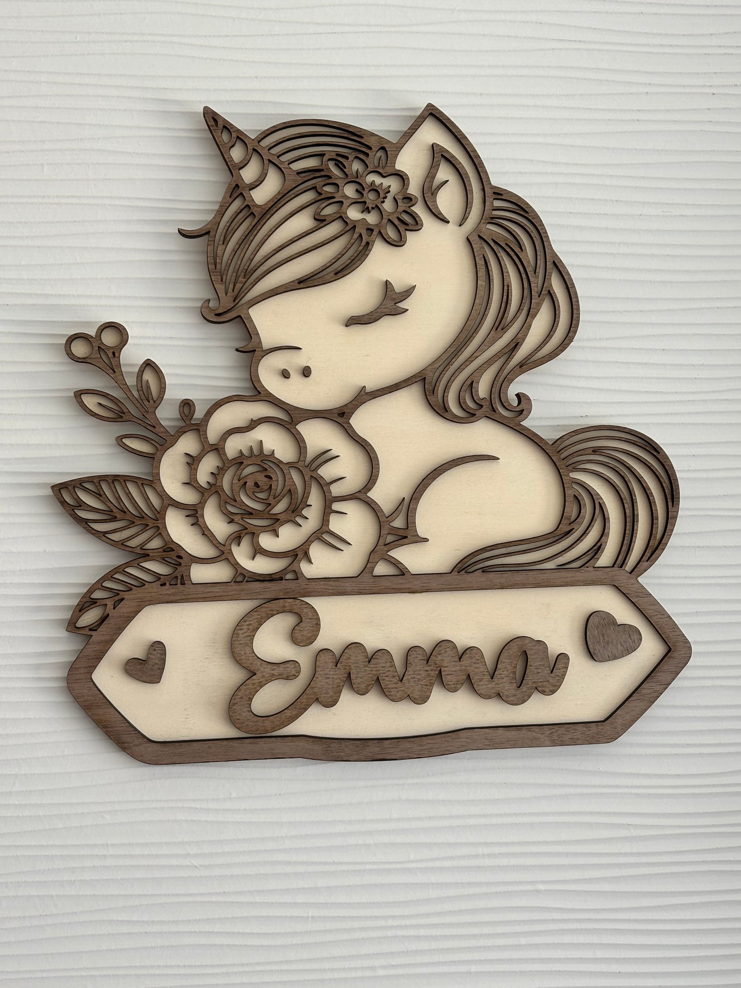 Plaque de porte enfant personnalisée en bois – design licorne gravé. Un cadeau unique et féérique pour chambre d’enfant, naissance ou anniversaire.
