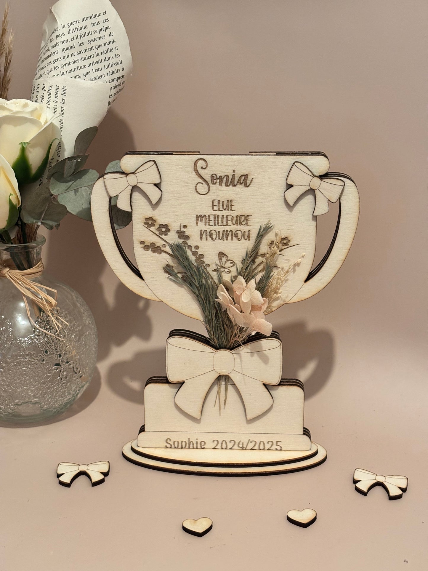 Trophée personnalisable nounou avec cachette pour mot doux ou carte cadeau