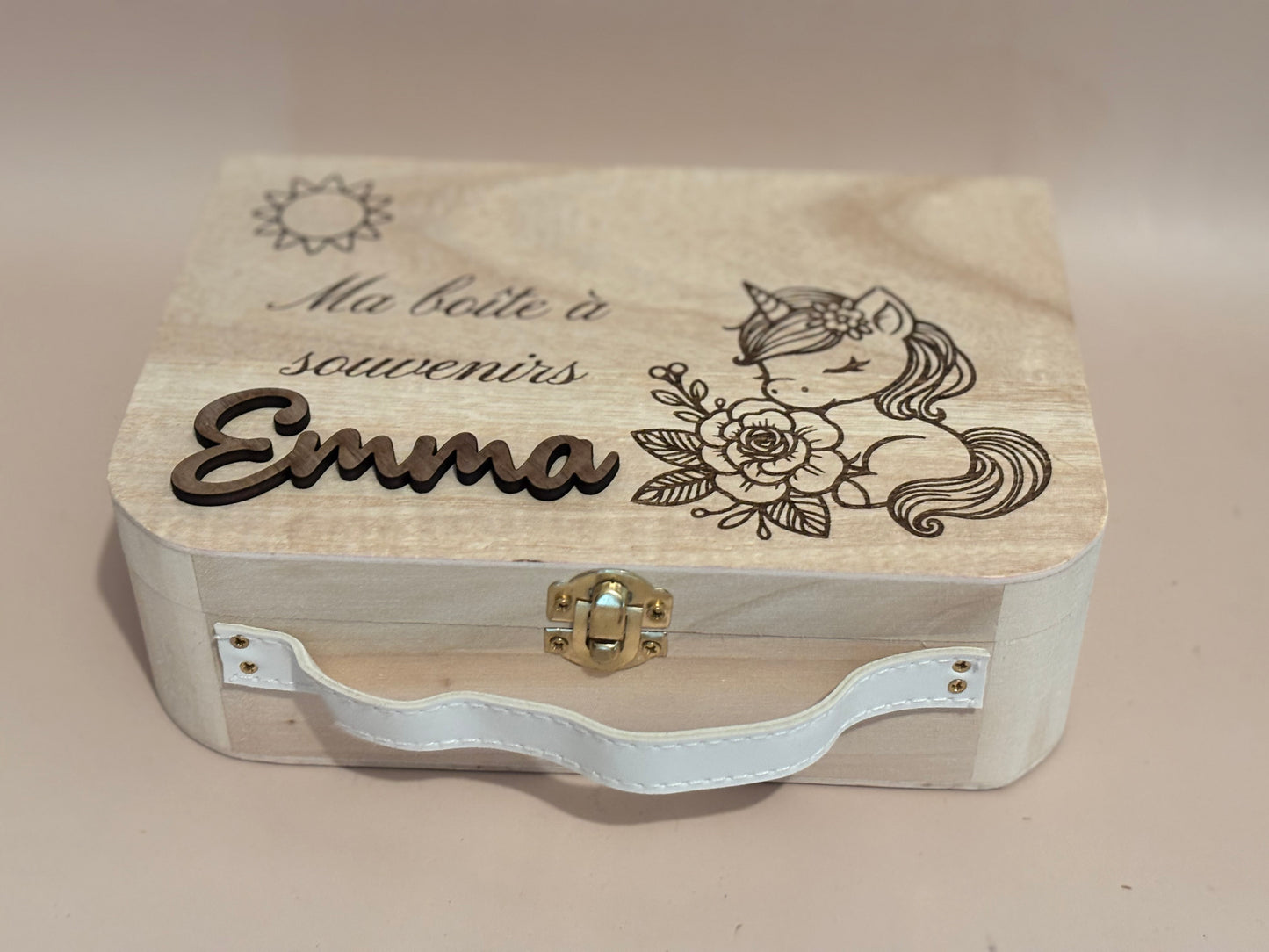 Boîte à souvenirs naissance personnalisée en bois – Licorne, Princesse ou Dinosaures – Cadeau enfant gravé avec prénom.