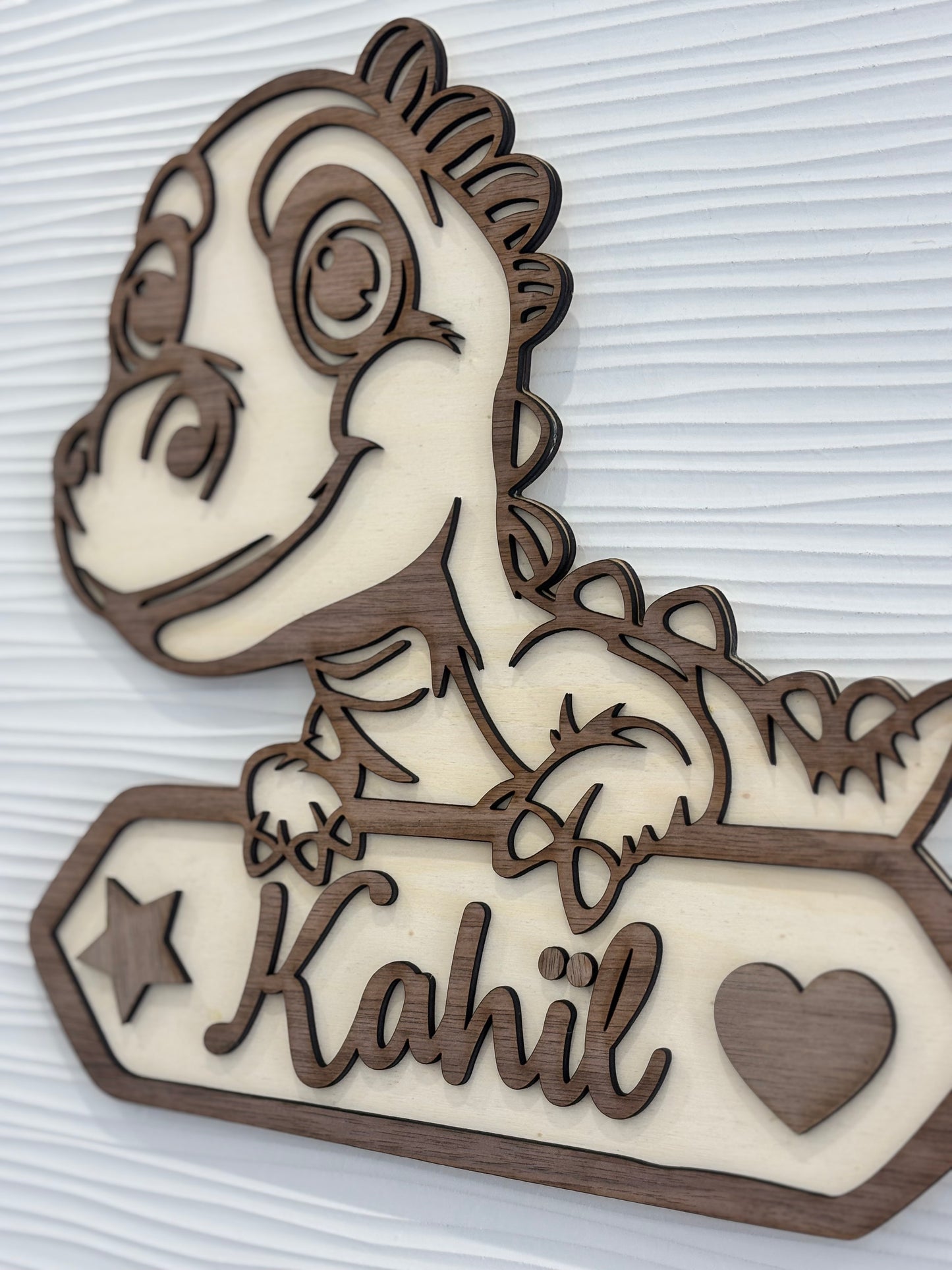 Plaque de porte enfant personnalisée en bois – Dinosaure mignon avec prénom gravé. Cadeau naissance ou déco chambre unique et originale.
