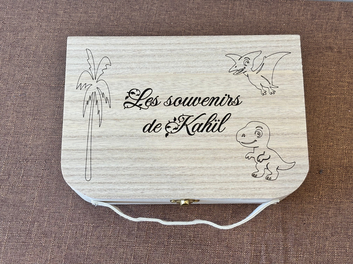 Boîte à souvenirs naissance personnalisée en bois – Licorne, Princesse ou Dinosaures – Cadeau enfant gravé avec prénom.