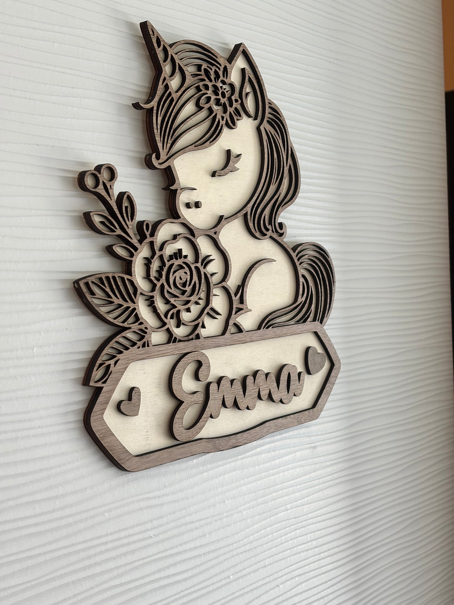 Plaque de porte enfant personnalisée en bois – design licorne gravé. Un cadeau unique et féérique pour chambre d’enfant, naissance ou anniversaire.