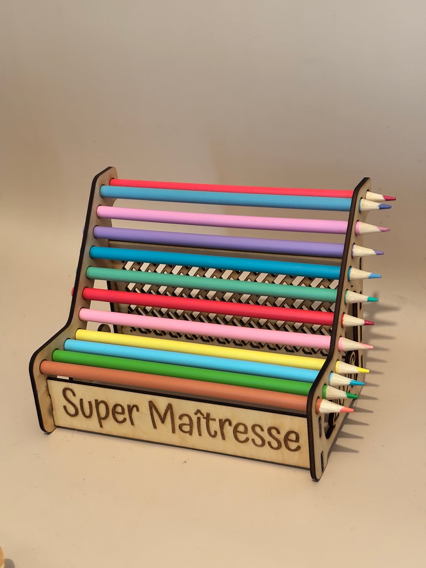 Support à crayons personnalisé – “Super Maîtresse” – Cadeau de fin d’année scolaire 2026