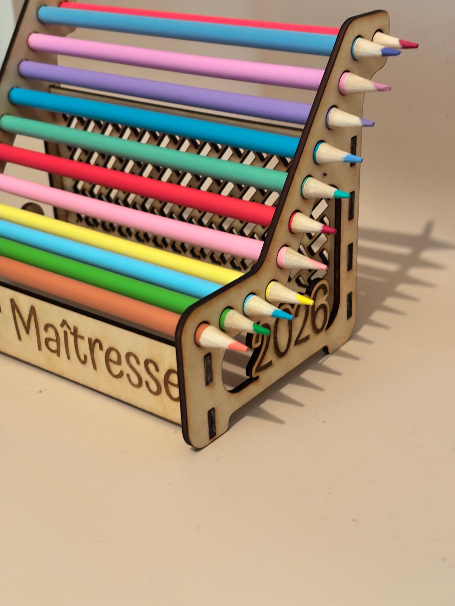 Support à crayons personnalisé – “Super Maîtresse” – Cadeau de fin d’année scolaire 2026
