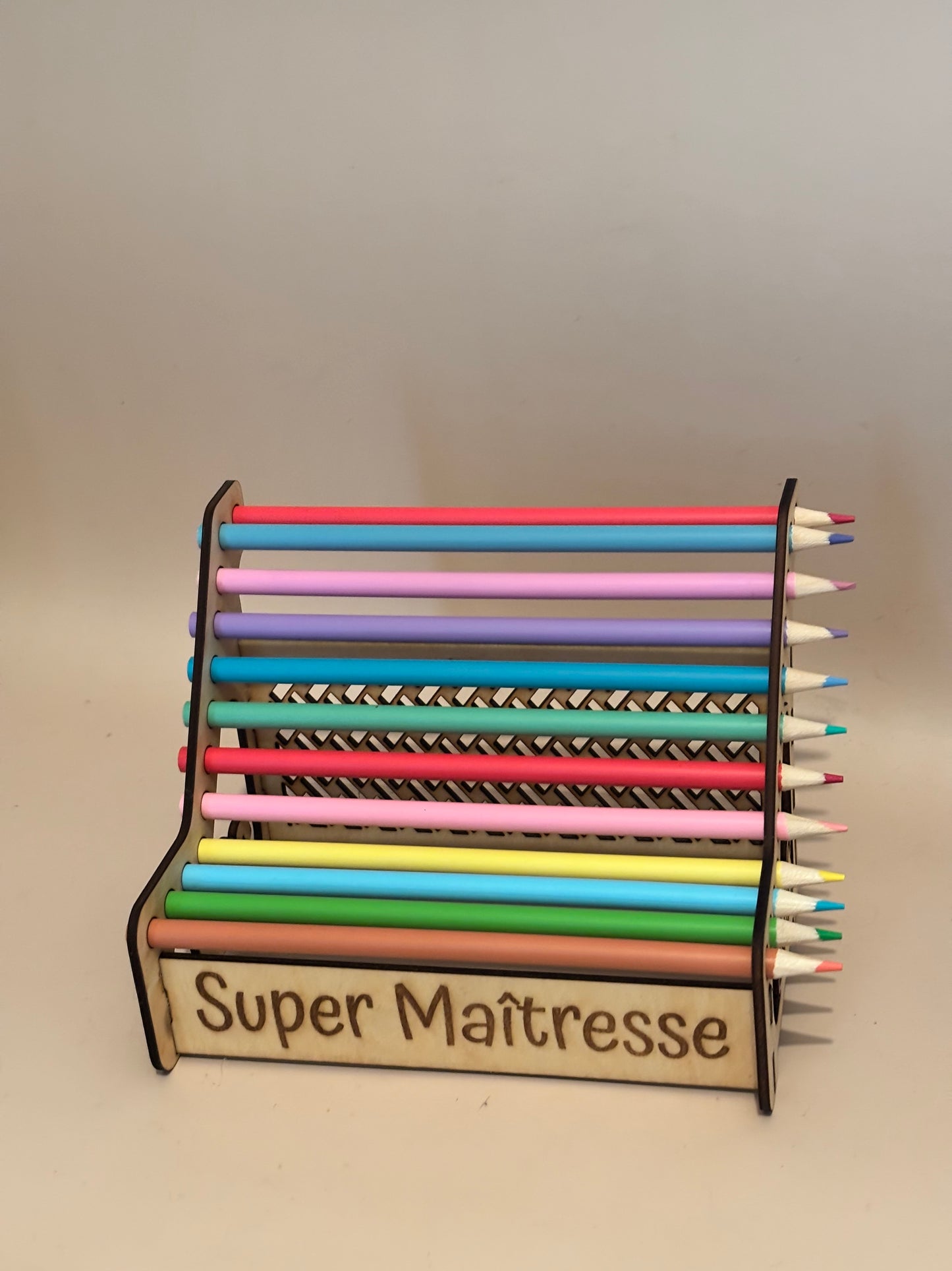 Support à crayons personnalisé – “Super Maîtresse” – Cadeau de fin d’année scolaire 2026
