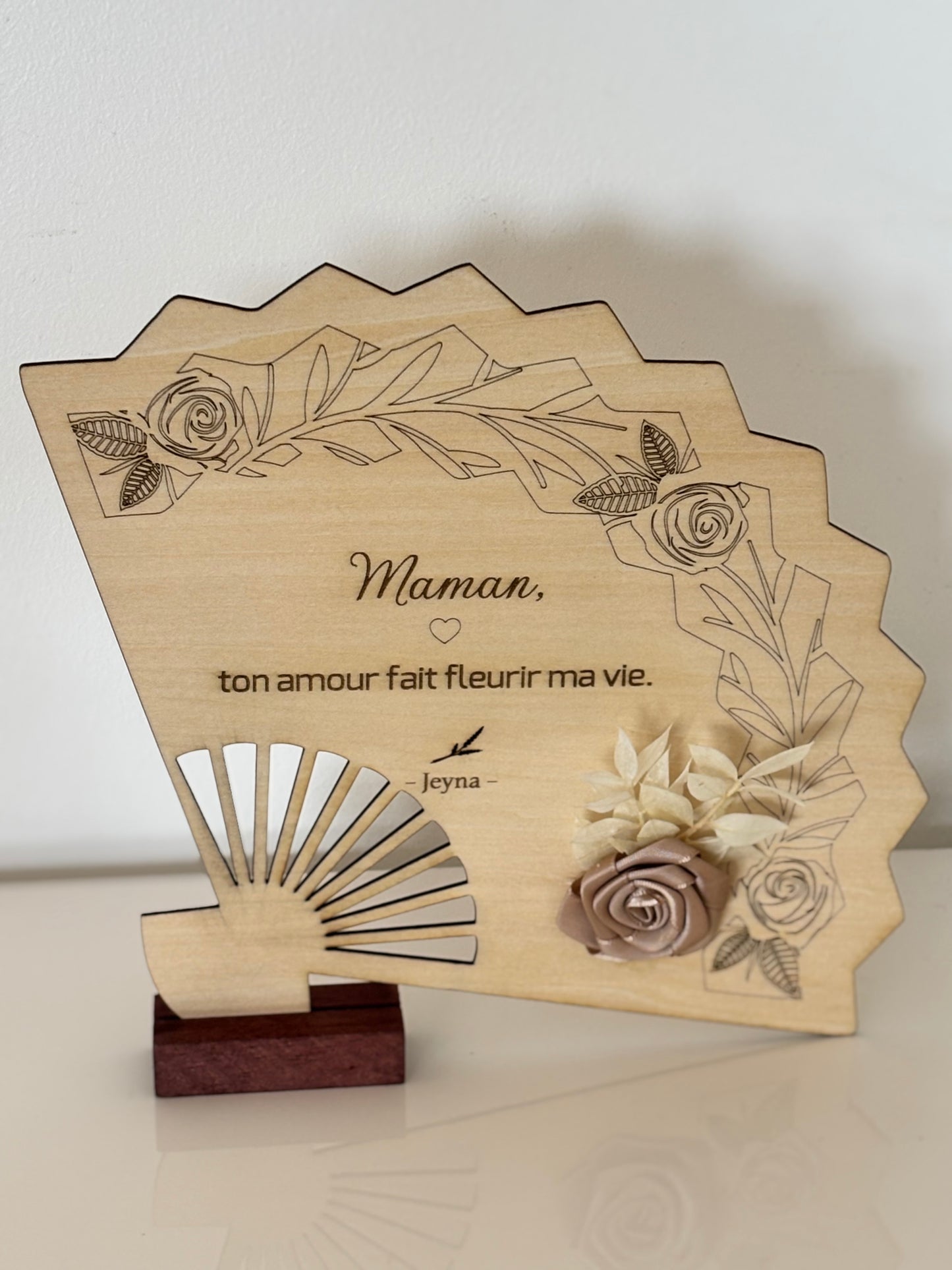 Plaque mot doux en forme d’éventail en bois - touche fleurie et support - spéciale fête des mères