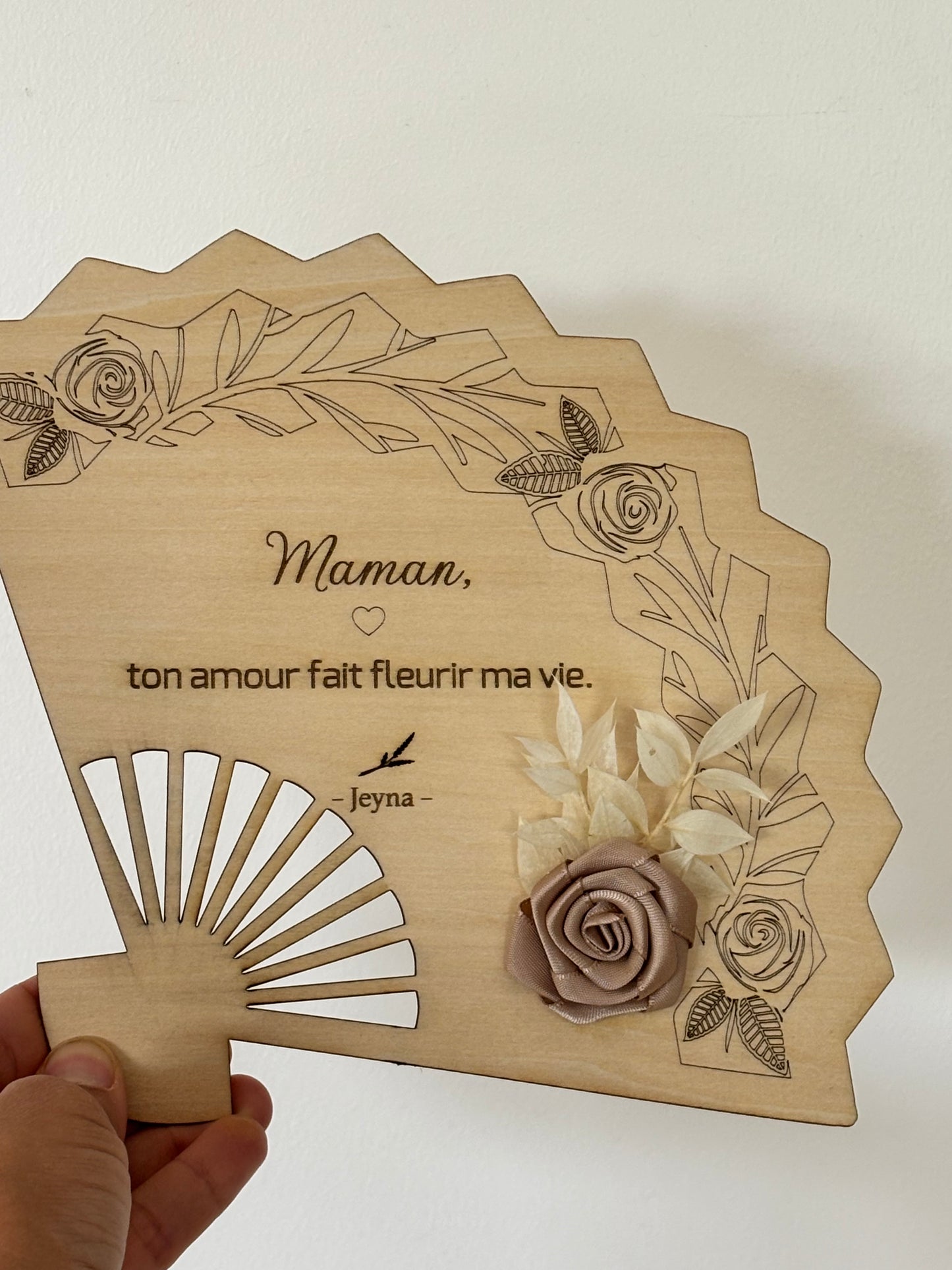 Plaque mot doux en forme d’éventail en bois - touche fleurie et support - spéciale fête des mères