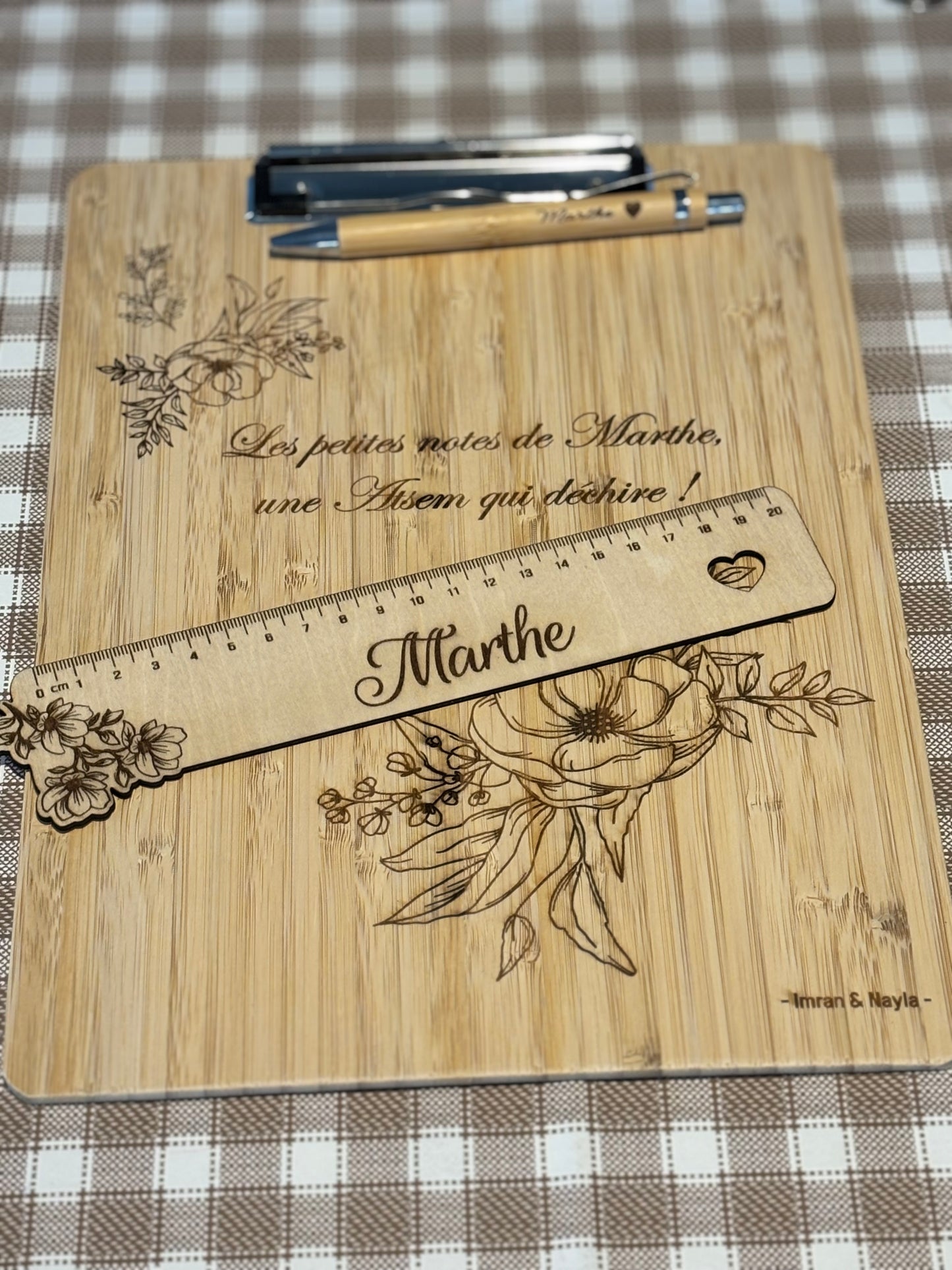 📝 Coffret “Les petites notes de [Prénom]” – Planche bloc note gravure personnalisée + stylo gravé + règle personnalisée