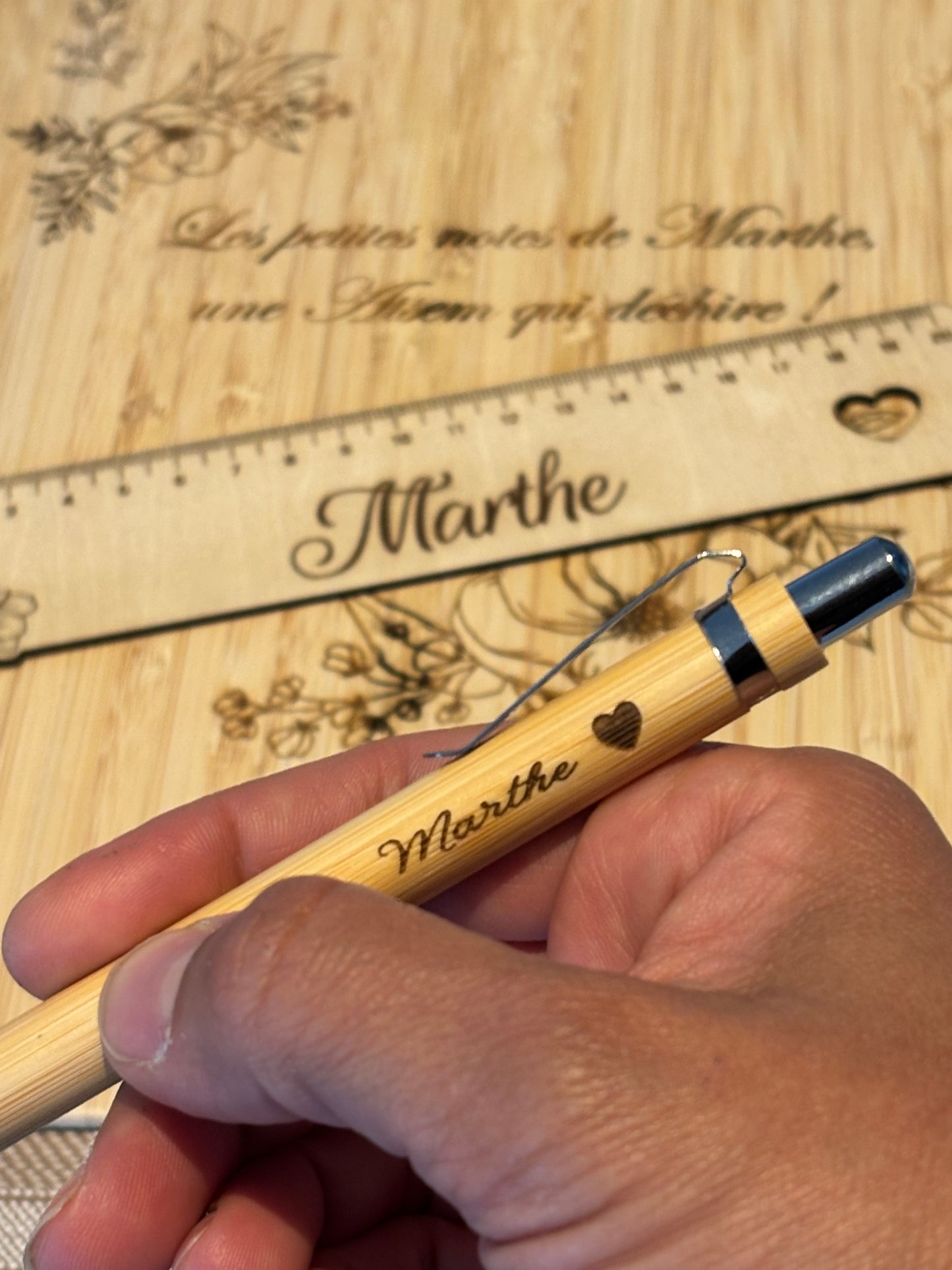 📝 Coffret “Les petites notes de [Prénom]” – Planche bloc note gravure personnalisée + stylo gravé + règle personnalisée