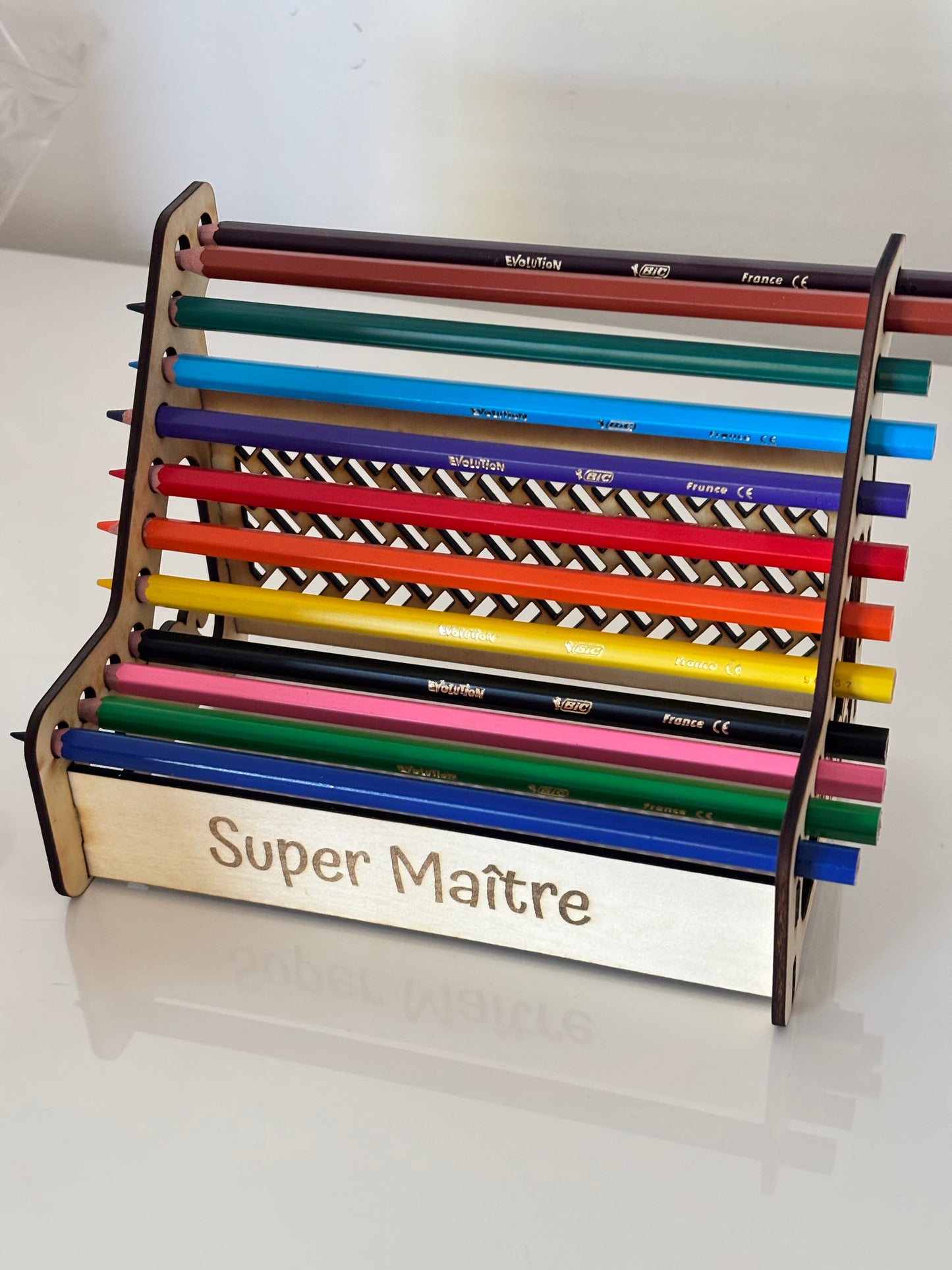 Support à crayons personnalisé – “Super Maîtresse” – Cadeau de fin d’année scolaire 2026
